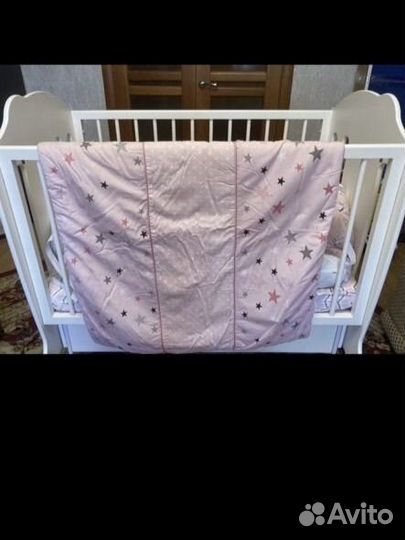 Детская кроватка с маятником