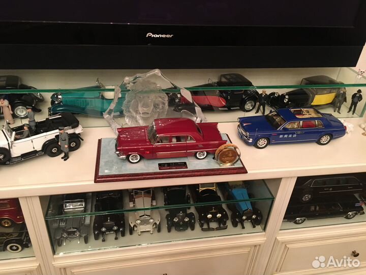 Модель автомобиля 1/18 Красный Дракон