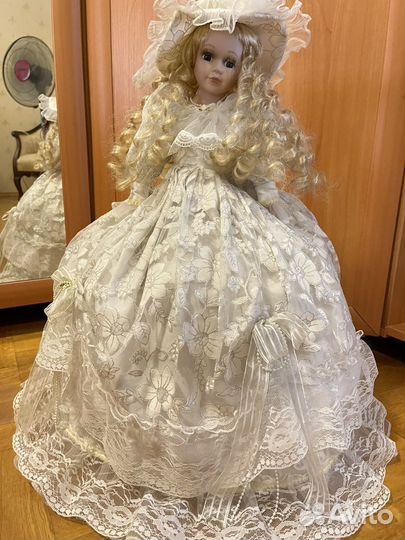 Кукла фарфоровая