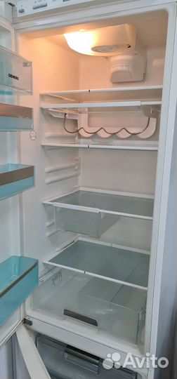 Холодильник Siemens KG39P320