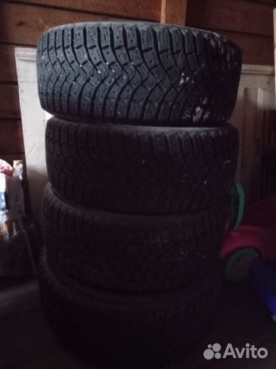 Michelin X-Ice North 4 215/55 R16