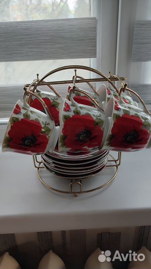 Кофейные чашки и блюдца