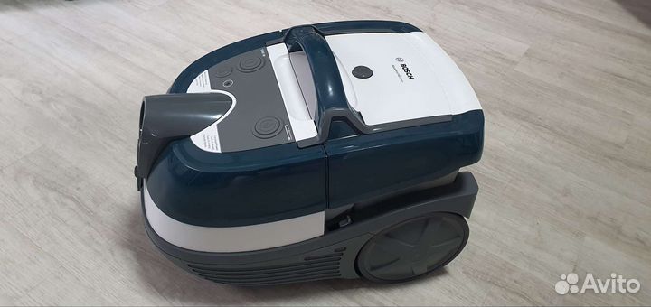 Моющий пылесос Bosch Serie 4 BWD41720