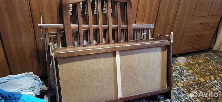 Детская кроватка с маятником и ящиком