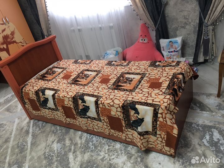 Детская кровать и шкаф