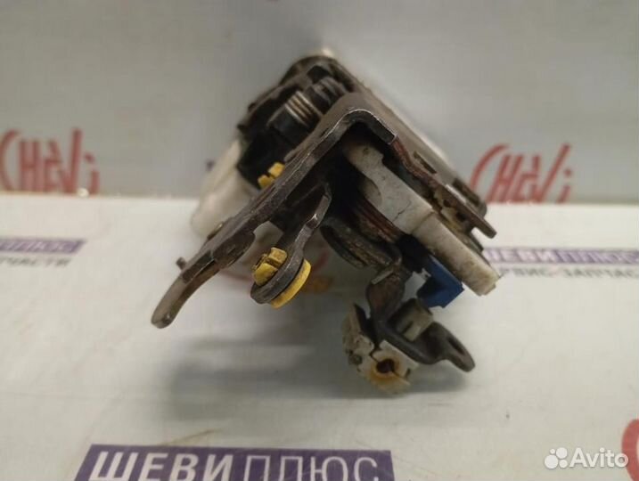 Замок двери передней правой Chevrolet Lumina