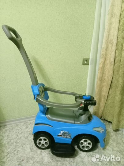 Машинка каталка с ручкой