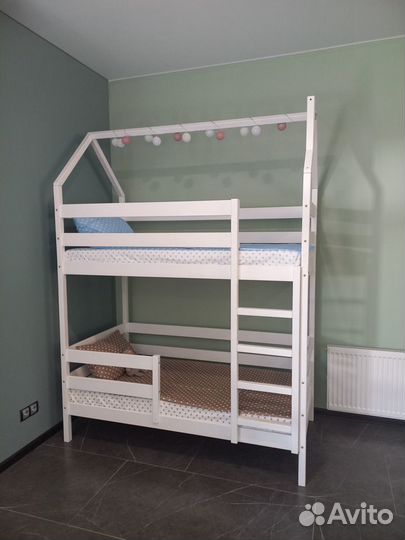 Кровать двухьярусная домик
