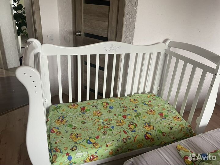 Кроватка с маятником детская