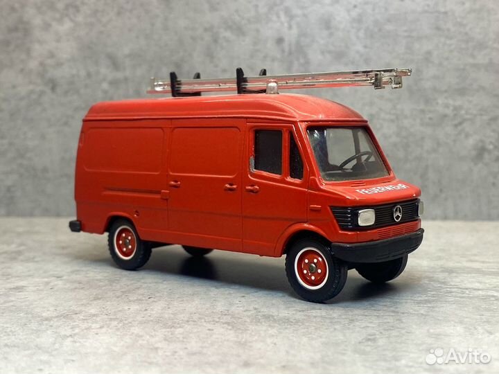 Коллекционная модель Mercedes-Benz 407 d 1:43