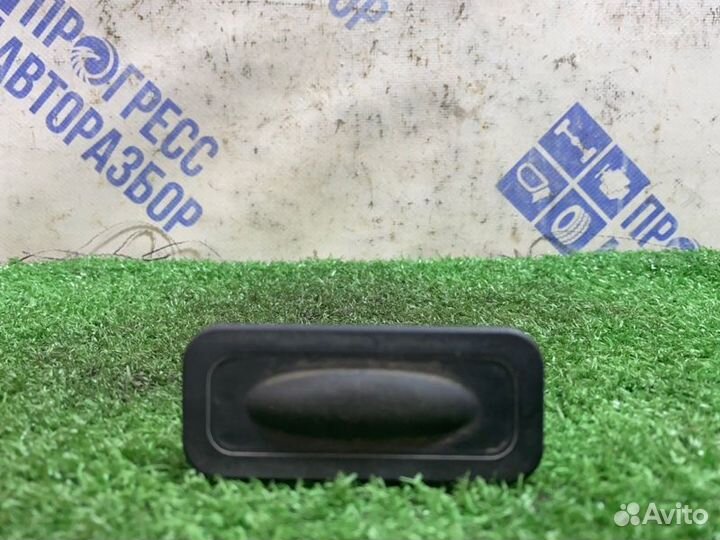 Кнопка открывания багажника Renault Fluence седан