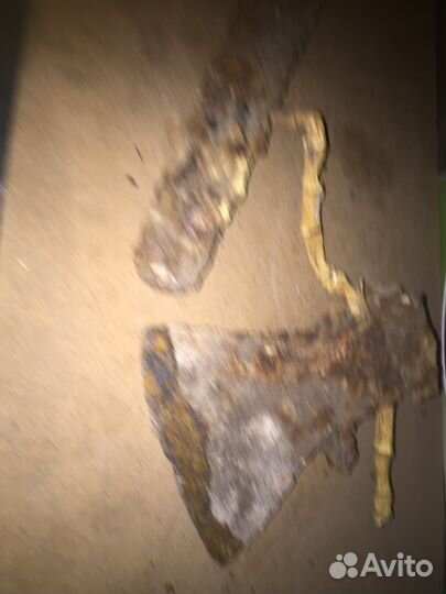 Старинный топор и ключ