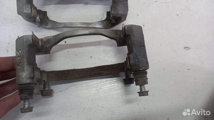 Скоба суппорта передняя Toyota Camry XV50 2014