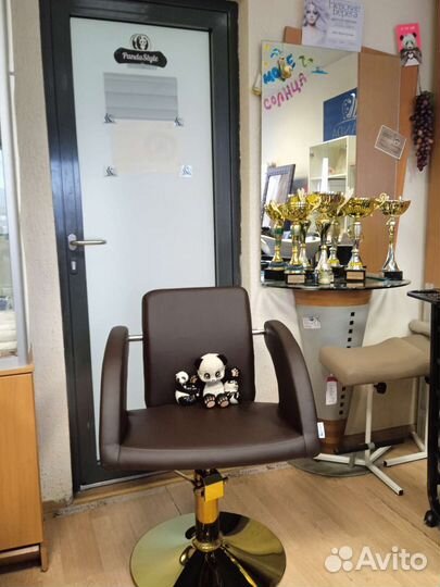 Парикмахерское кресло в стильный салон