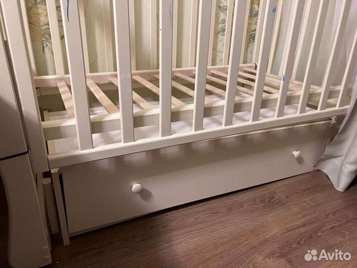 Детская кроватка с маятником и ящиком