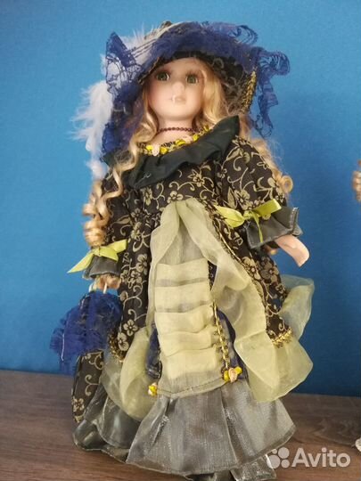Кукла фарфоровая