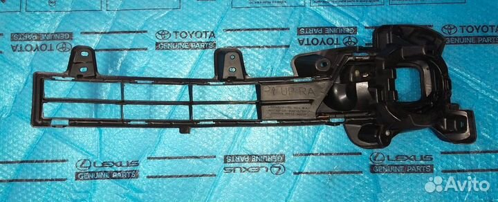 Решетка Land Cruiser 200 правая в сборе 15-21