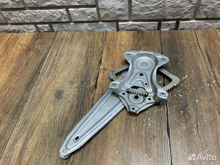 Toyota Corolla E18 Стеклоподъемник электр. задний