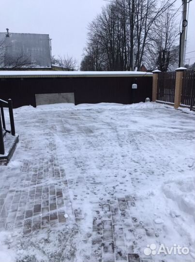 Чистка уборка снега с крыш, сбив льда сосулек