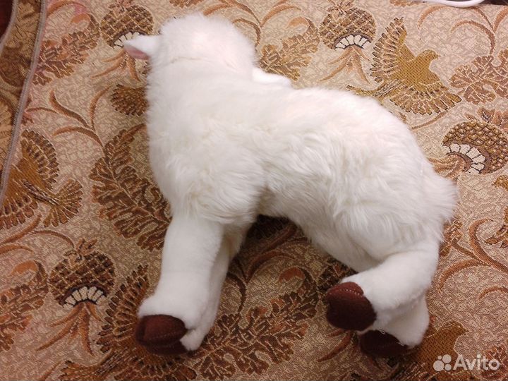 Милая плюшевая овечка