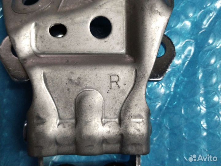 Петля багажника Хайлендер правая NEW 2010-2013