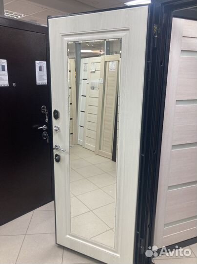 Входная дверь с зеркалом