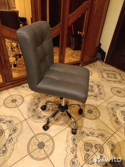 Кресло с регулируемой высотой на колесах