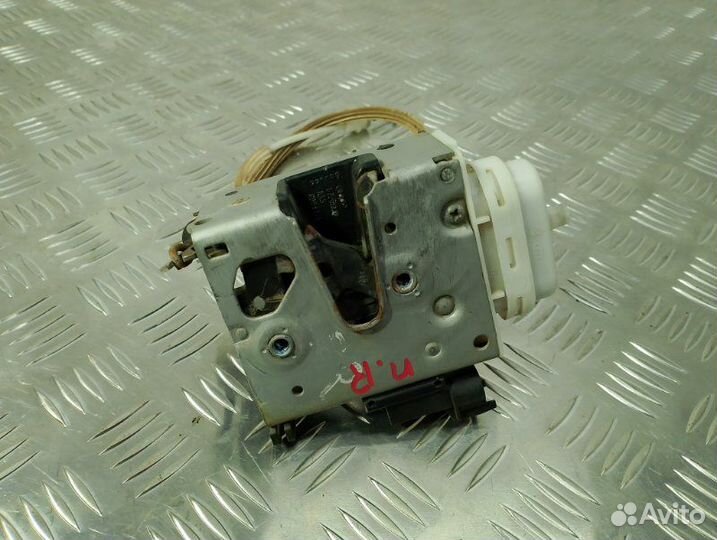 Замок боковой двери передний правый Audi A4 B5 APT