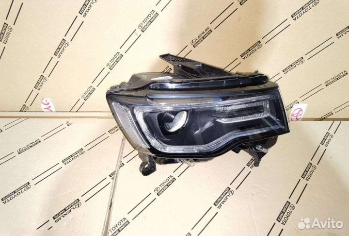 Фара правая Jeep Grand Cherokee WK2