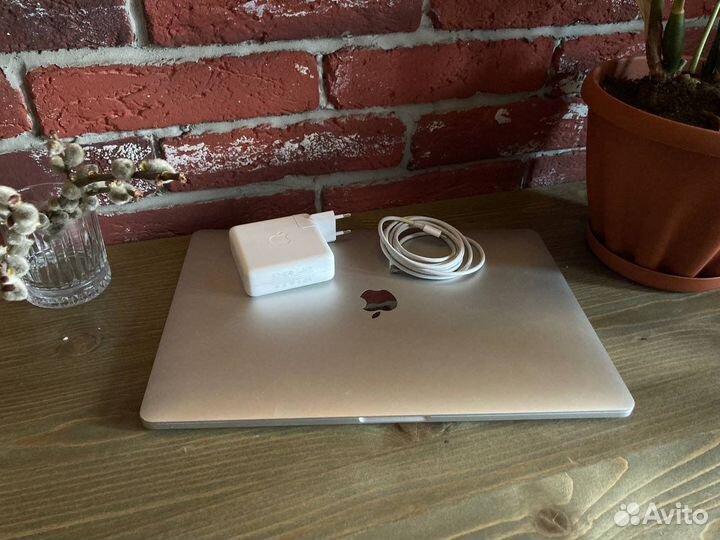 Apple MacBook Pro 15 2018 16/512/i7, pro 560x