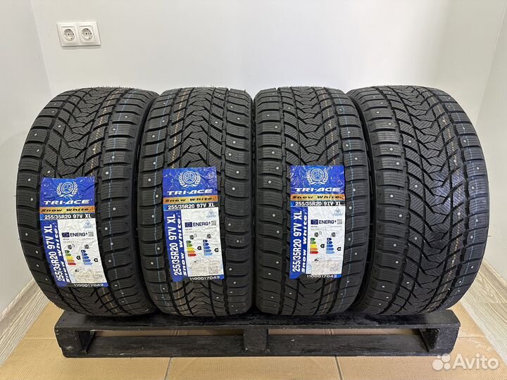 Tri Ace Snow White II Stud 255/35 R20 97V