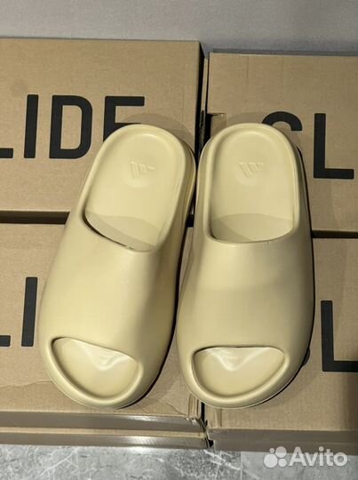 Тапочки Adidas Yeezy Slide бежевого цвета 37-41