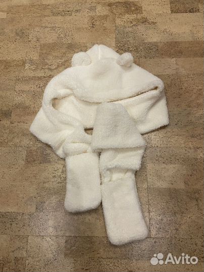 Шапка для девочки с ушками, шарфом и варежками