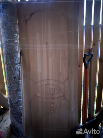 Дверь деревянная новая