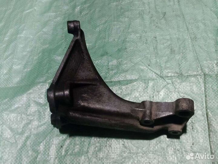 Опора двигателя правая Volkswagen Passat B3 седан