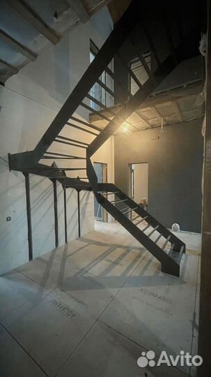 Лестница из металла в банк