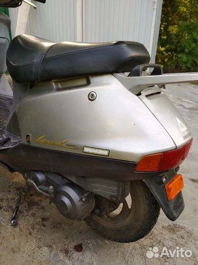 Двухместный скутер Honda Lead 90. 90 кубов