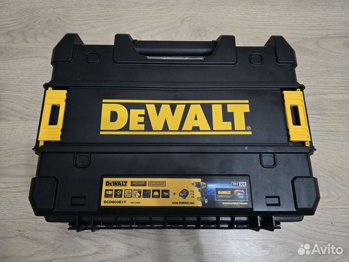 Аккумуляторная дрель-шуруповерт dewalt DCD800E1T