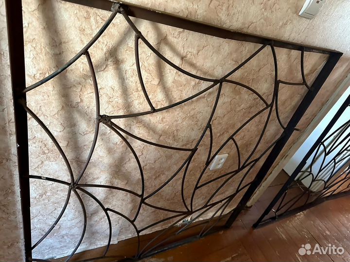 Продам две металлические решетки на окна