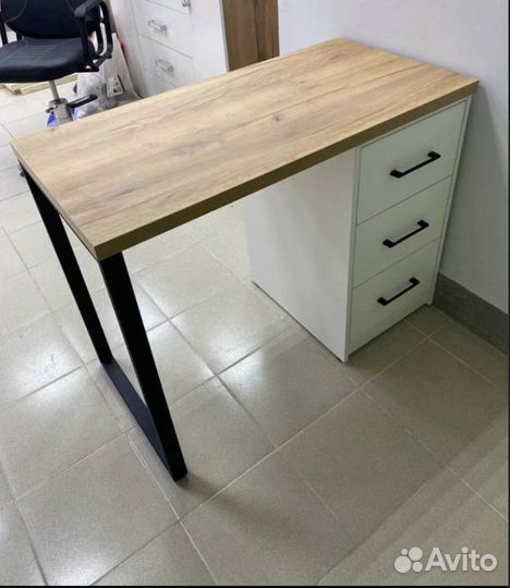 Маникюрный стол