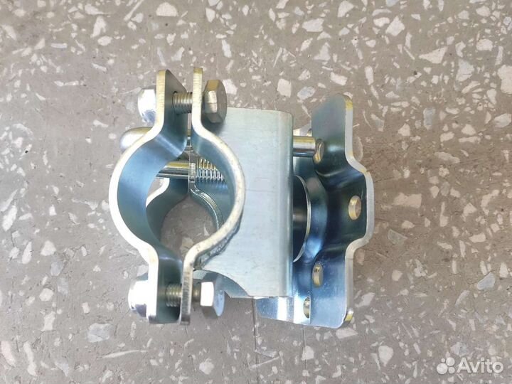 Поворотный кронштейн для опорных колес