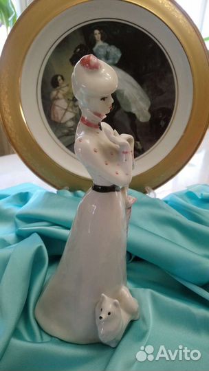 Статуэтки дама С собачкой, девочка В платочке