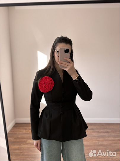 Силуэтный пиджак со съемной розой