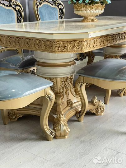 Стол и мягкие стулья