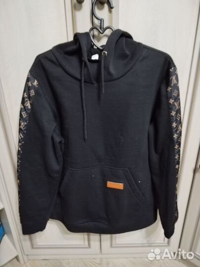 Спортивный костюм женский, на доставке