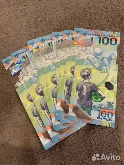 Пачка 100 рублевых юбилейных купюр