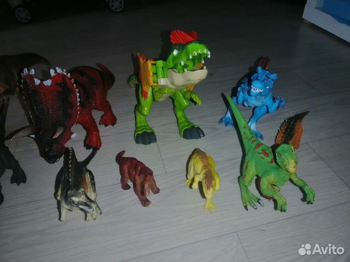 Фигурки динозавров