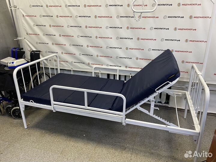 Кровать с подъемным механизмом и матрасом