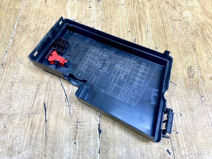 Крышка блока предохранителей Mazda 3 BK 2002-2009г