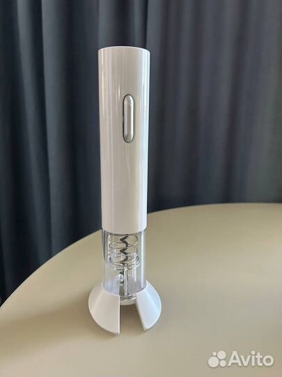 Электрический штопор белый и винные аксессуары